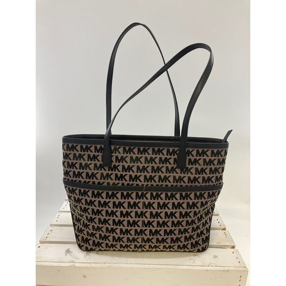 MICHAEL KORS, LARGE CANVAS SIGNATURE PRINT SHOULDER BAG - Picture 4 of 11